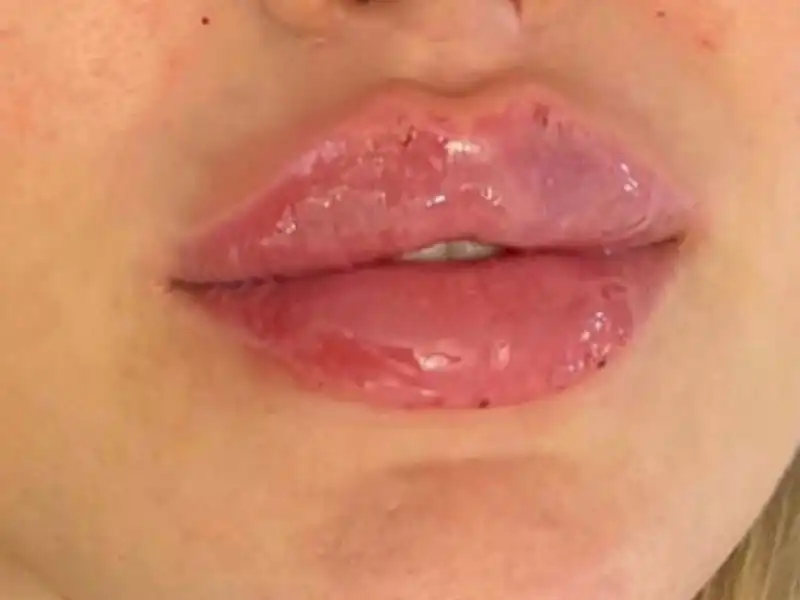 کلینیک زیبایی دلا در مطهری