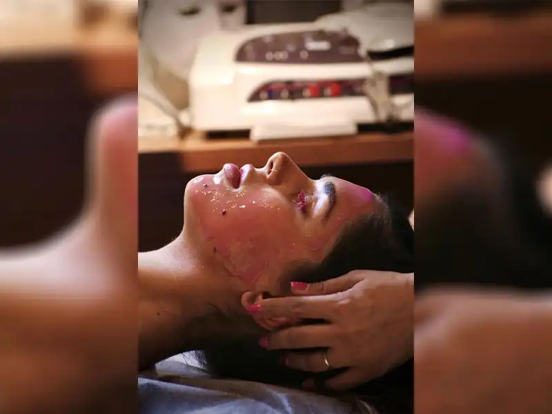 کلینیک زیبایی دلا در مطهری