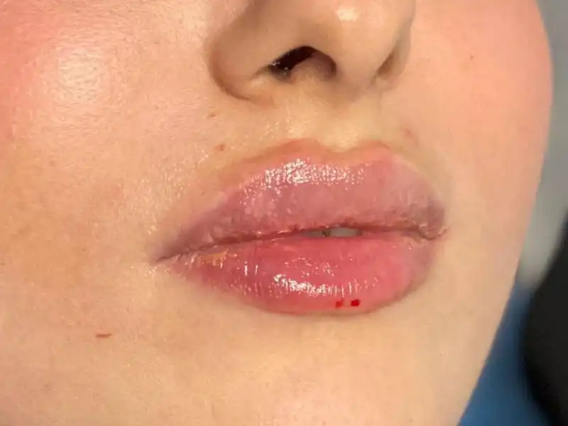 کلینیک زیبایی دلا در مطهری