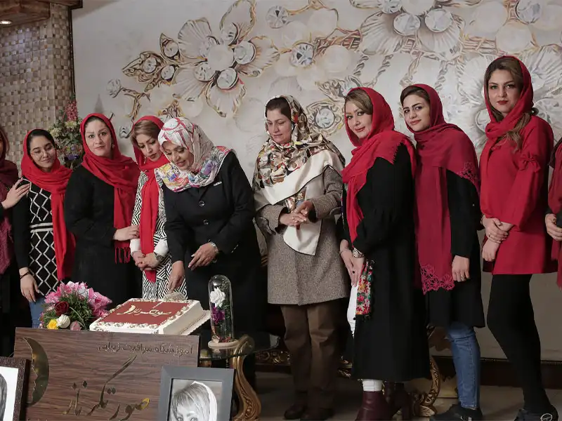 آموزشگاه آرایشگری صورتگر ناز در درختی