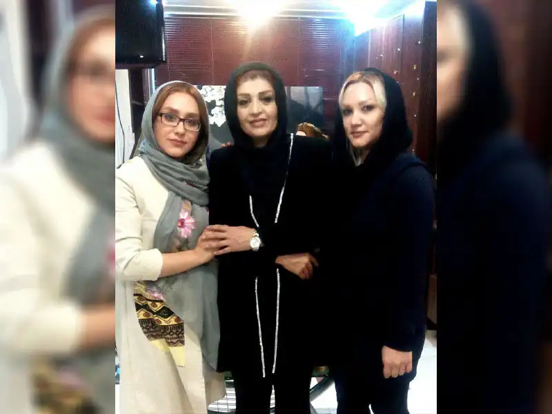 آموزشگاه آرایشگری صورتگر ناز در درختی