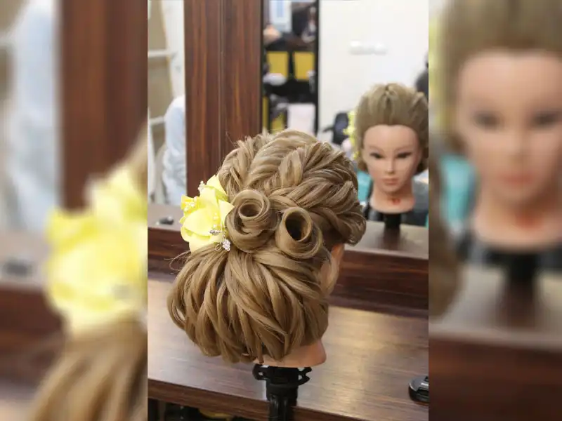 آموزشگاه آرایشگری صورتگر ناز در درختی