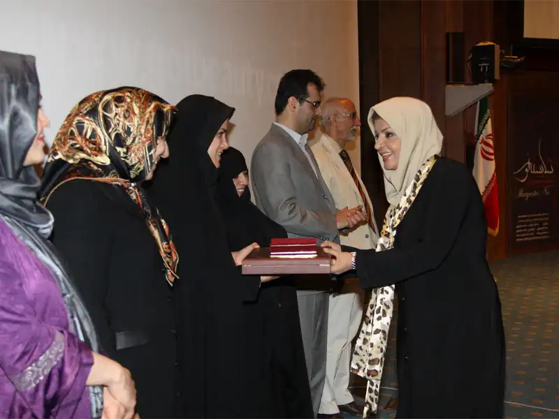 آموزشگاه آرایشگری صورتگر ناز در درختی