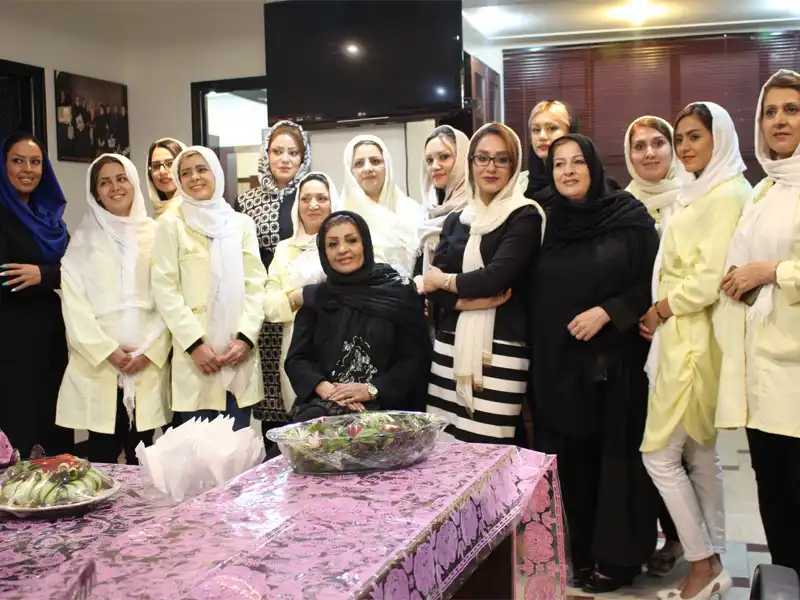 آموزشگاه آرایشگری صورتگر ناز در درختی