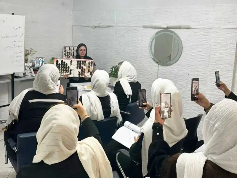 آموزشگاه تخصصی رنگ و لایت زهره یوسفی در گوهردشت