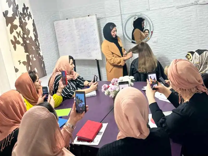 آموزشگاه تخصصی رنگ و لایت زهره یوسفی در گوهردشت