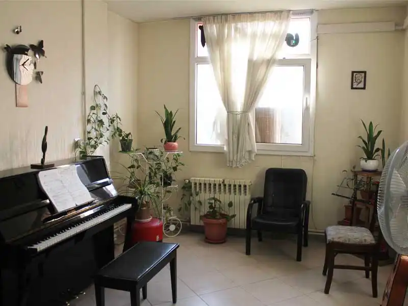 آموزشگاه موسیقی ترنگ در چهارراه طالقانی