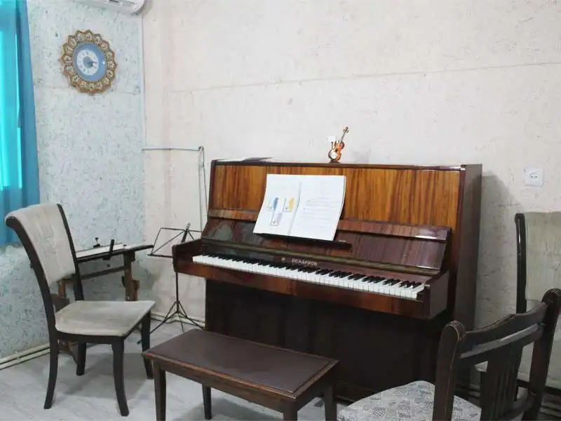 آموزشگاه موسیقی ترنگ در چهارراه طالقانی