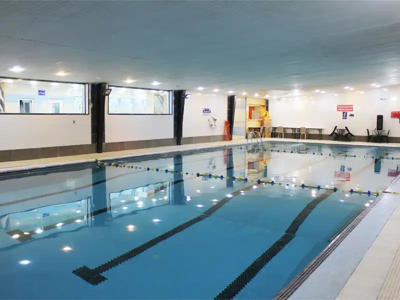 استخر هتل ورزشی در بلوار کشاورز