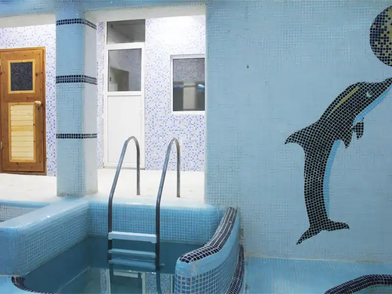 استخر هتل ورزشی در بلوار کشاورز