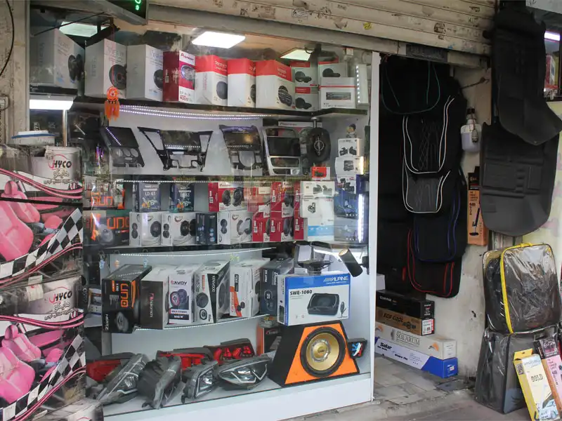 نصب شیشه دودی و آپشن خودرو پرسپولیس در ستارخان